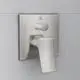 Wandmontierte Armatur in Silber von Ideal Standard mit einem Hebel und einem Regler. Befindet sich auf einer hellen, glatten Wand.